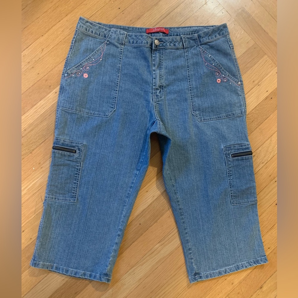 EUC COS JEANS LITE BLUE CARGO CAPRI JEANS IN WOMENS SIZE 20